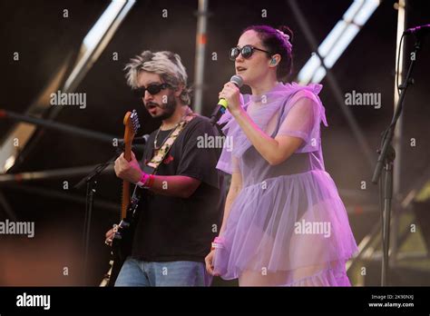 Ximena Sariñana Bắt Tay Với The Beat - Concert Âm Nhạc Pop Latinh Hứa Hẹn Lầy Lội Và đầy Năng Lượng!