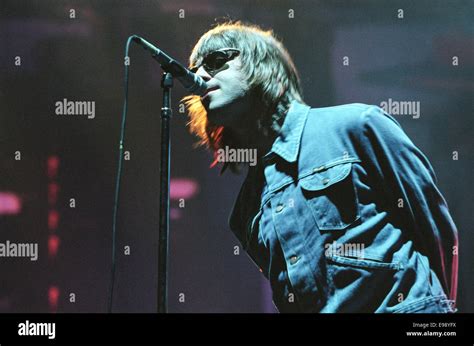 Liam Gallagher Bão Phụ nữ và Cuộc Chiến Trên Sân Khấu: Một Bản nhạc Rock của Sự Lập dị!