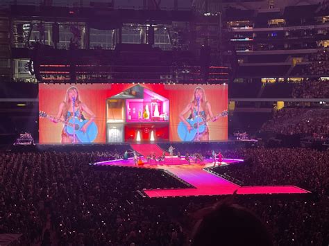 Taylor Swift: Eras Tour Live Concert - A Phenomenon Sweeping the Globe!